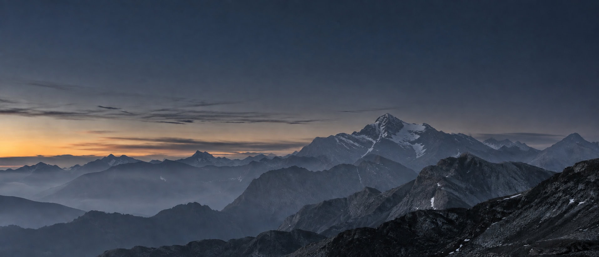 Bergpanorama in der Morgendämmerung