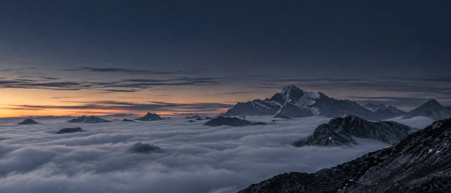 Gebirgsgrate über einem geschlossenen Wolkenmeer